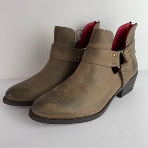 Ferrini Crush Round Toe Zippered Booties NWT 🍁